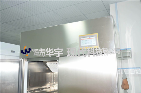 我司為江蘇某外資公司提供1000L帶PLC顯示控制恒溫恒濕柜(圖3)